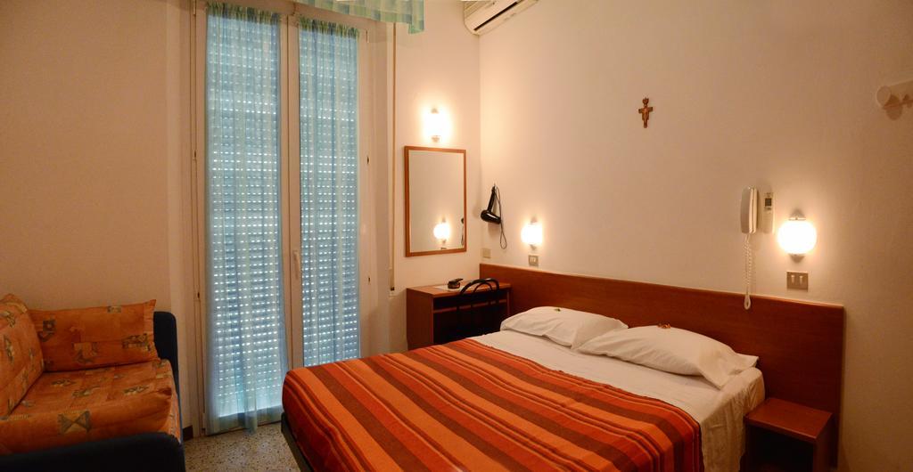 Hotel Trinidad リミニ エクステリア 写真