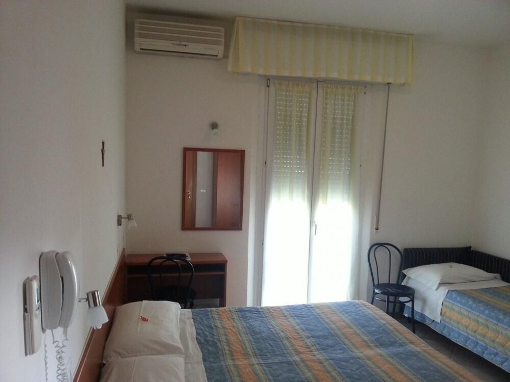 Hotel Trinidad リミニ エクステリア 写真
