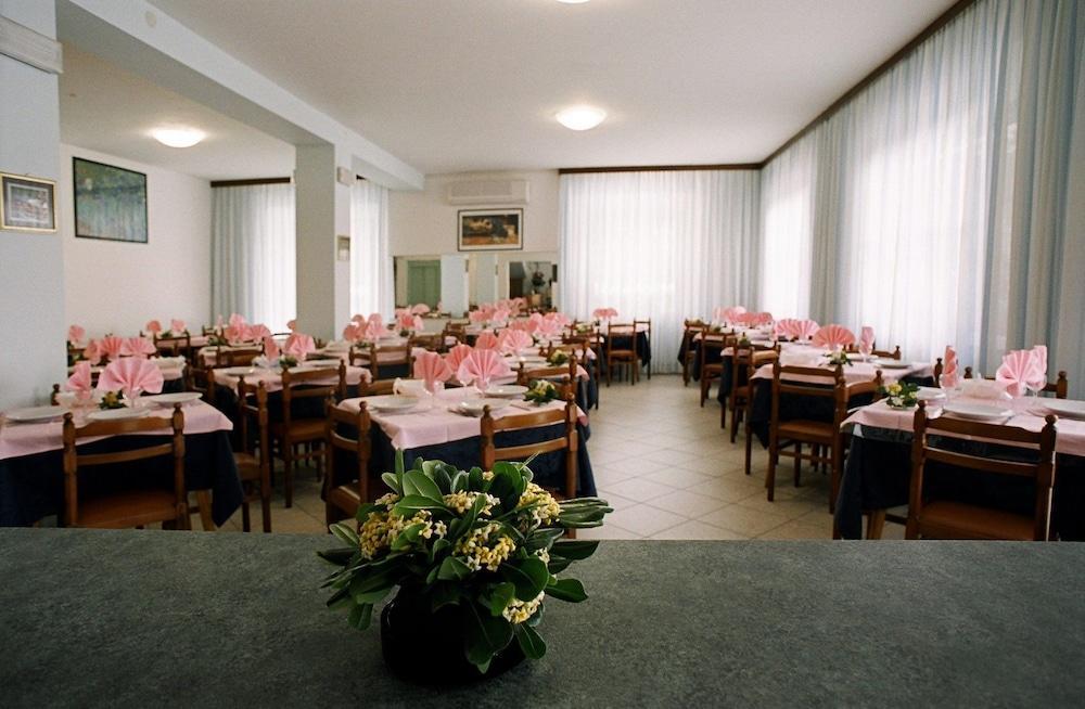 Hotel Trinidad リミニ エクステリア 写真